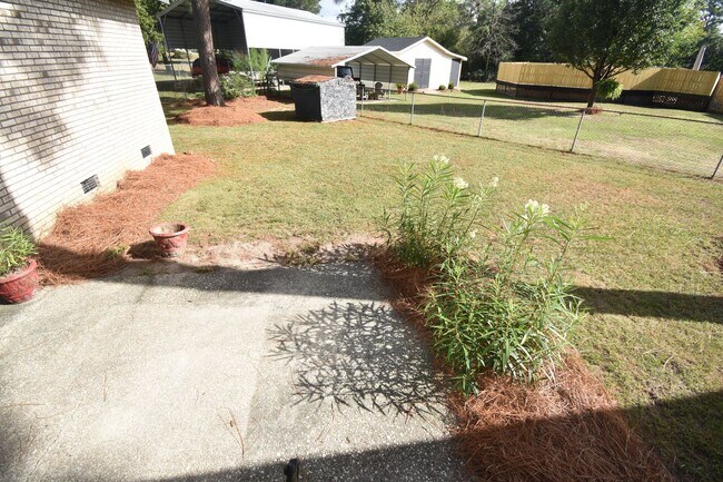 Building Photo - Beautiful 3 Bedroom and 2 Bath Home (No Pets)