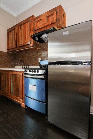 Building Photo - 546 Shull St