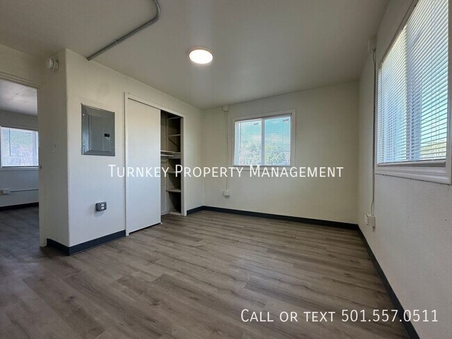 Building Photo - 904 W 25th St