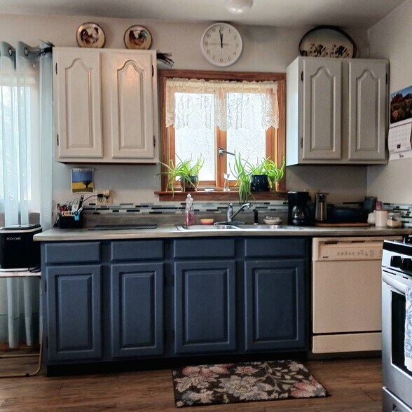 Building Photo - 64 Meredith St