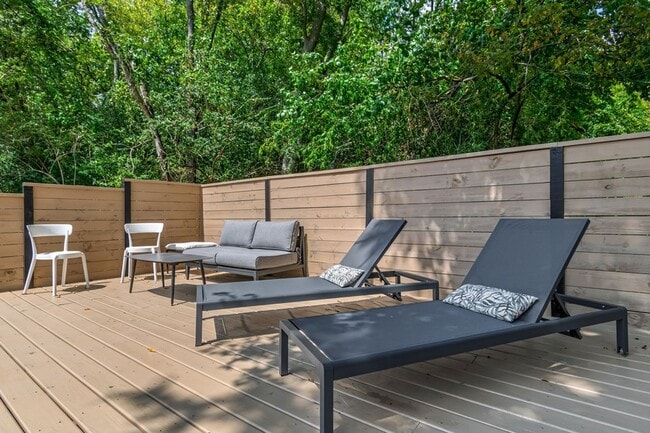 Building Photo - 3804 Lookout Dr