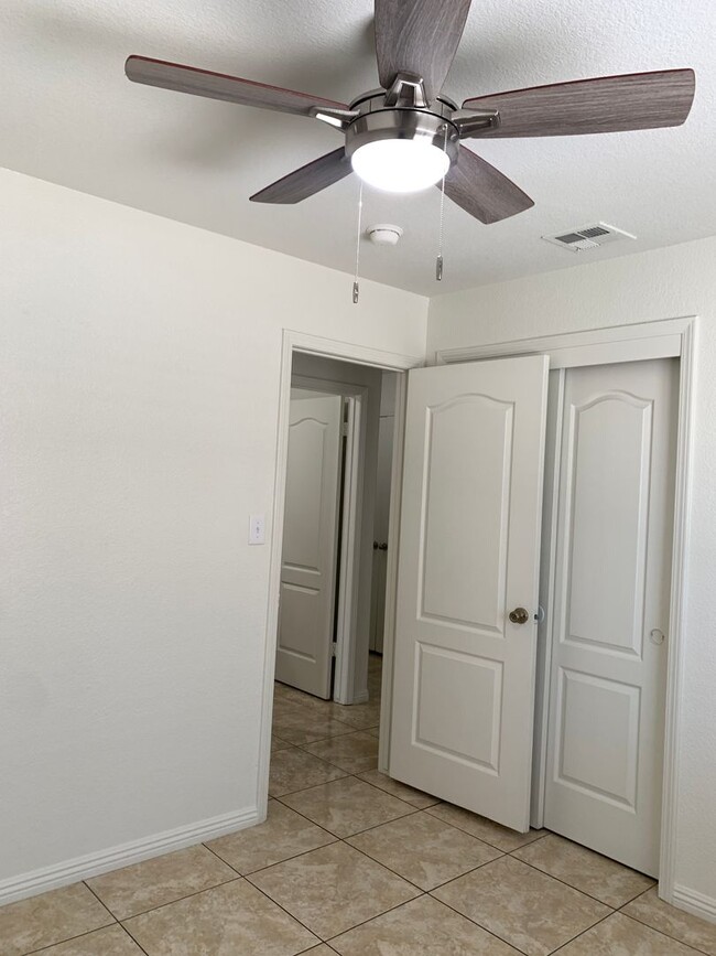 Building Photo - Beautiful home in SW Bakersfield W/Solar a...