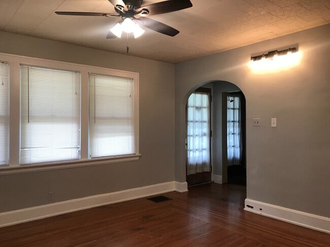 Building Photo - 5 Bedroom/3 Bathroom, mins. from UC $750/p...