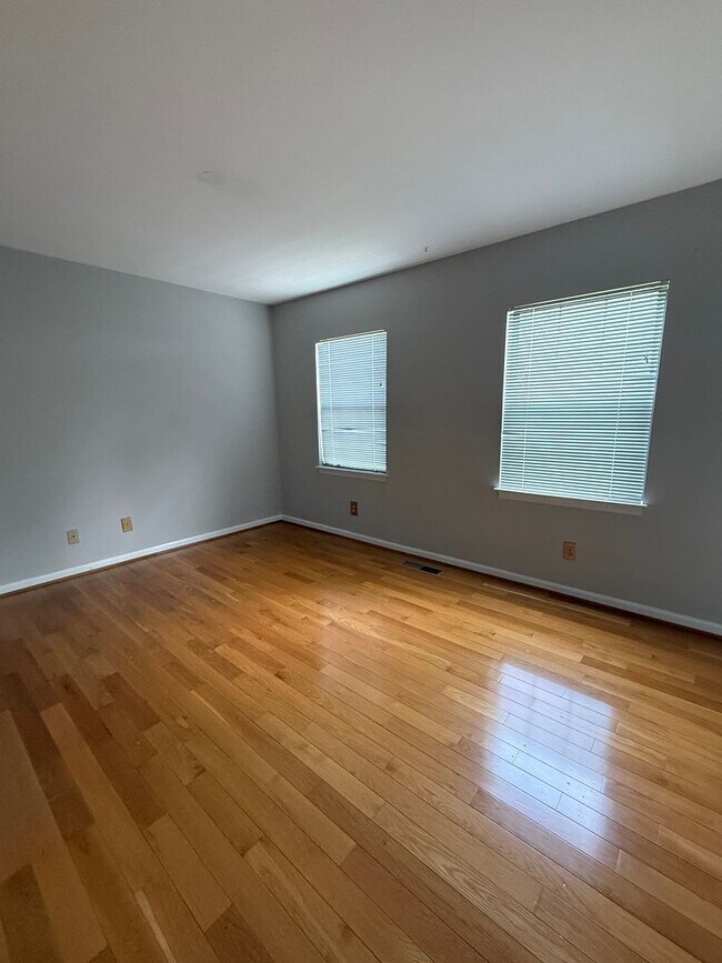 Building Photo - 502 Brentwood Pointe