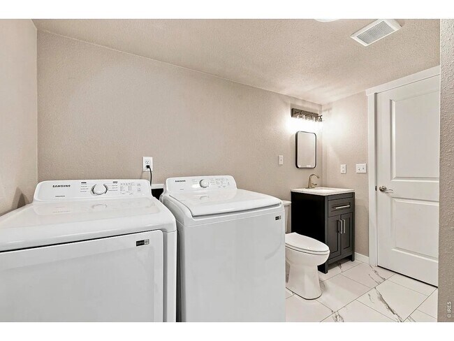 Building Photo - 2431 Sunstone Dr