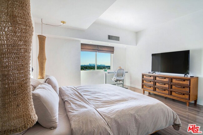 Building Photo - 1155 N La Cienega Blvd