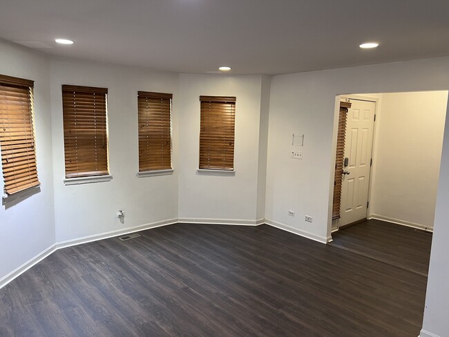 Building Photo - 4530 S Woodlawn Ave
