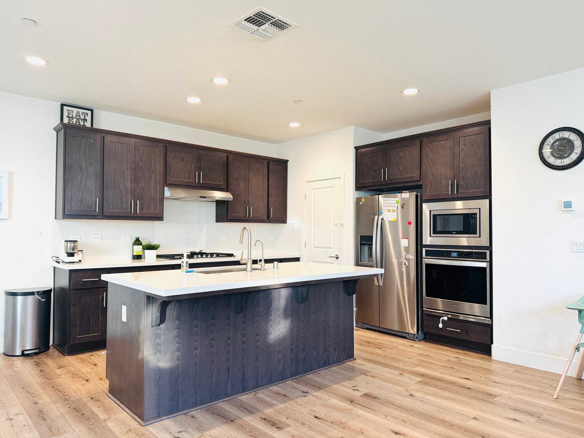 Building Photo - 857 Barney Cmn