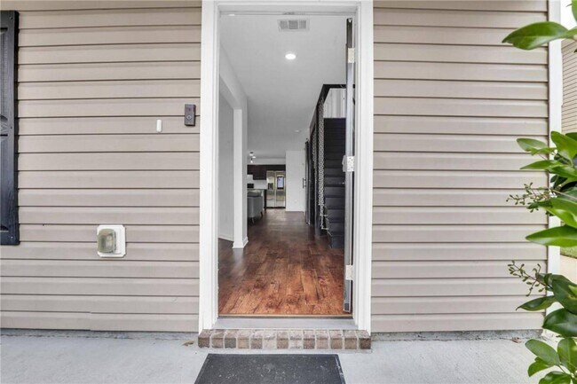 Building Photo - Modern 4 Bedroom South Savannah Home with ...