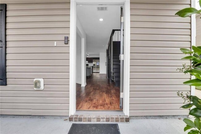 Building Photo - Modern 4 Bedroom South Savannah Home with Fenced Backyard