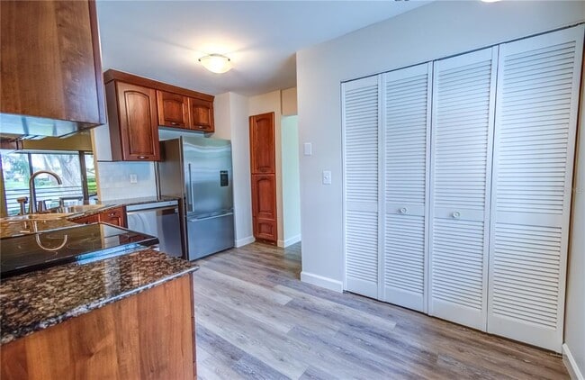 Building Photo - 600 Carriage House Ln