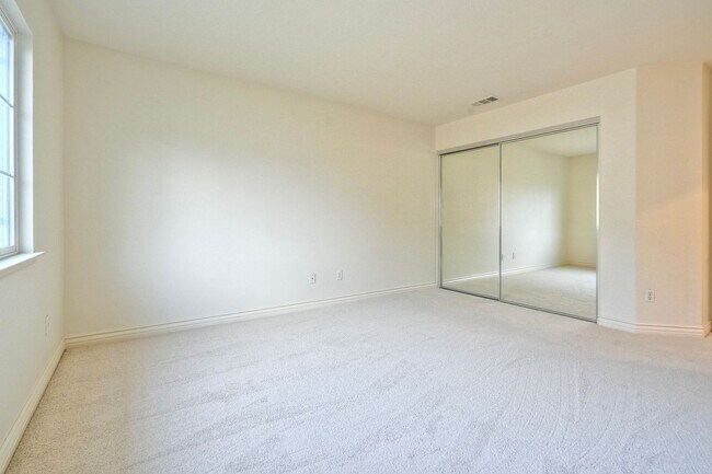 Building Photo - Executive Home with Views!