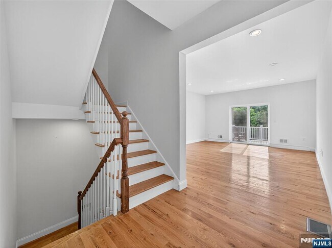 Building Photo - 524 Harrison Ave