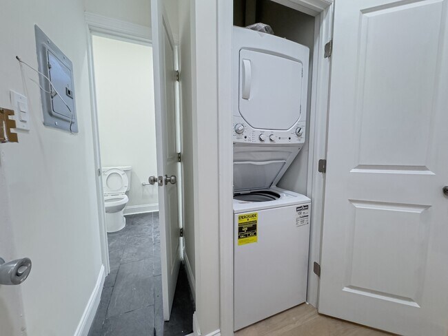 Building Photo - 2039 Green St