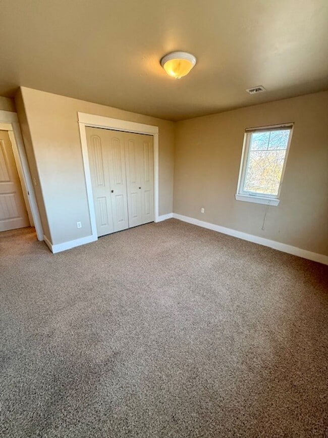 Building Photo - 2 Bedroom 1 Bathroom Apartment  NEW PRICE UPDATE