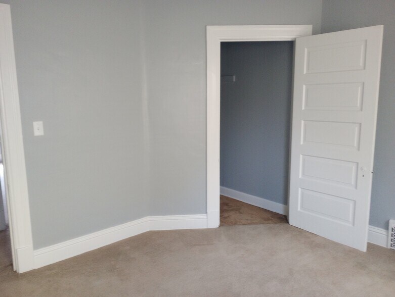 Building Photo - 136 Frelinghuysen Ave