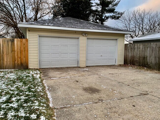 Building Photo - Three Bedroom Home in Northeast Grand Rapids
