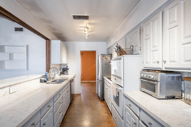 Building Photo - 3320 W Dengar Ave