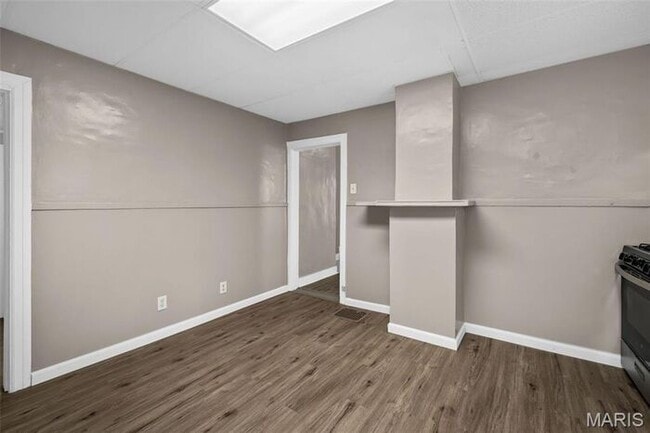 Building Photo - Completely remodeled and move-in ready!