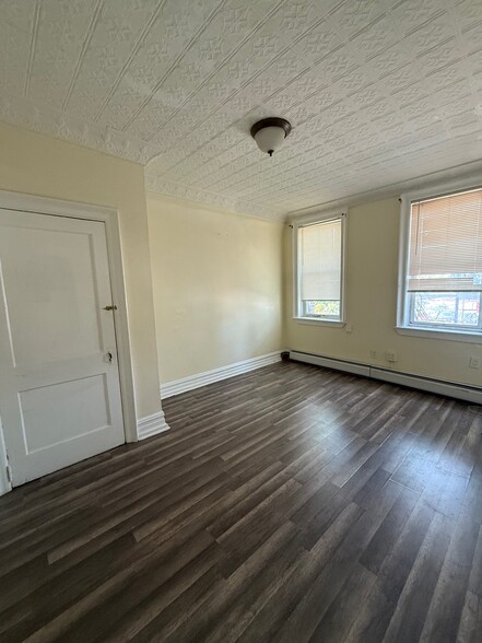 Building Photo - 570 W Side Ave