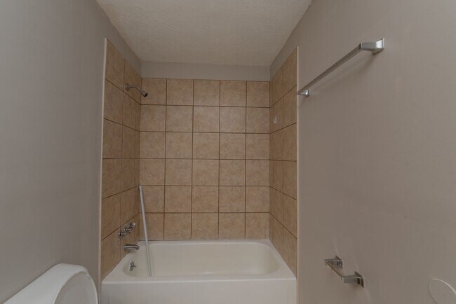 Building Photo - $1450- 4 bed/2 bath single-family home for...