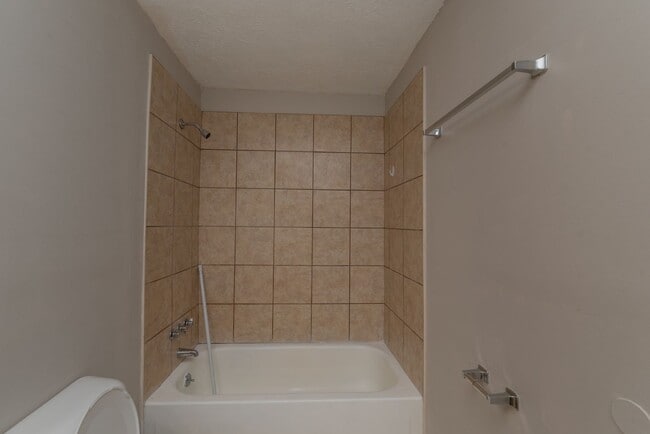 Building Photo - 4 bed/2 bath single-family home for lease ...