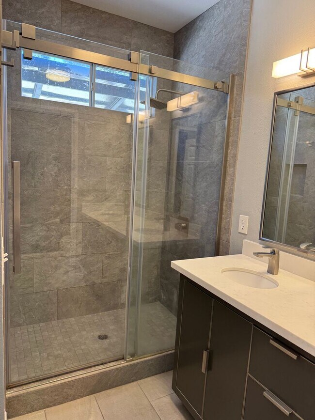 Building Photo - Clean Updated 3 Bedroom 2 Bathroom 1527 Sq...
