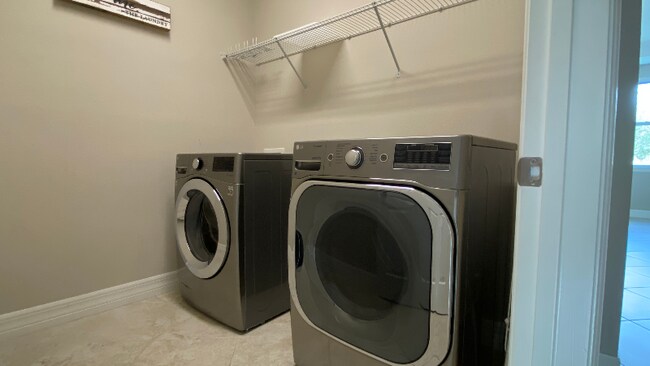 Building Photo - 2066 Cresswell St