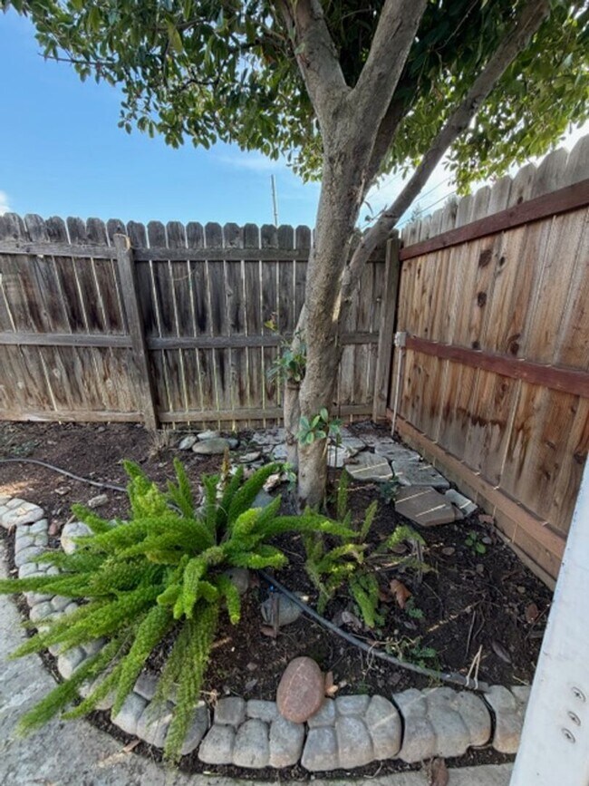 Building Photo - Charming 3-Bedroom Home on a Corner Lot