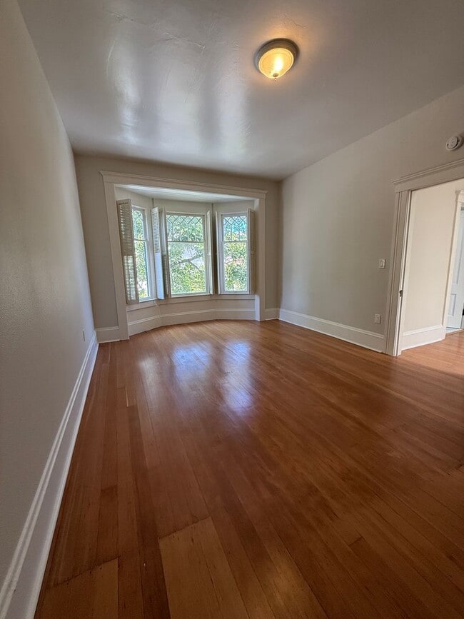 Building Photo - 2 Bedroom, 1 bathroom second floor apartme...