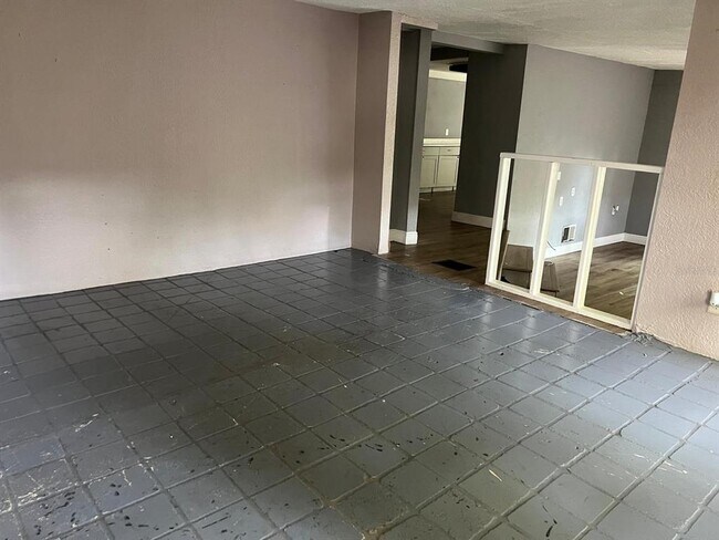 Building Photo - 4824 Sunset Rd