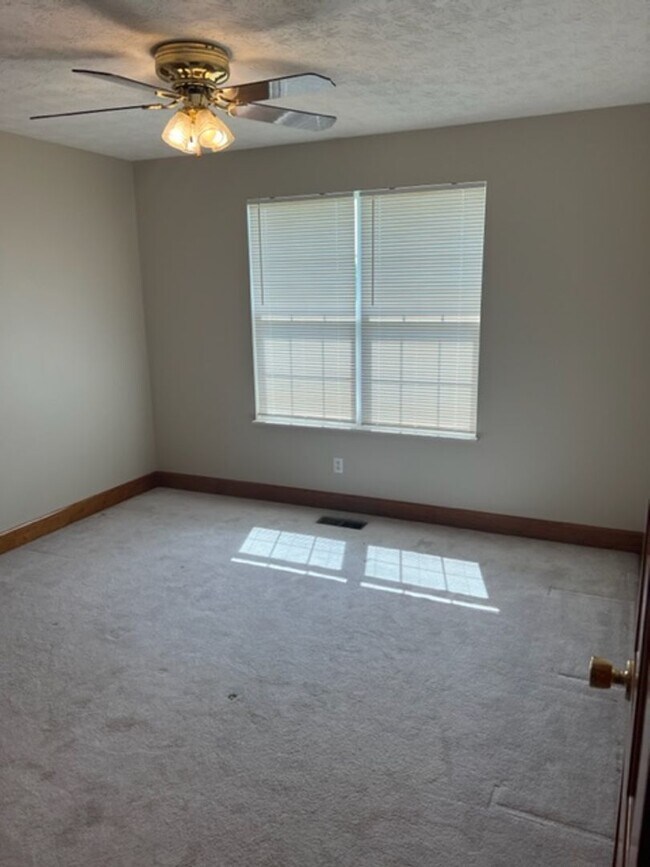 Building Photo - Maryville 37801 - 4 bedroom, 2.5 bath home with 2300+ SF on 1.26 acres. - Call Troy Adams (865) 2...