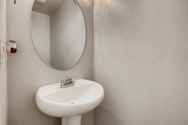 Building Photo - Fantastic 4 Bedroom House in Central San Diego Available in August!!
