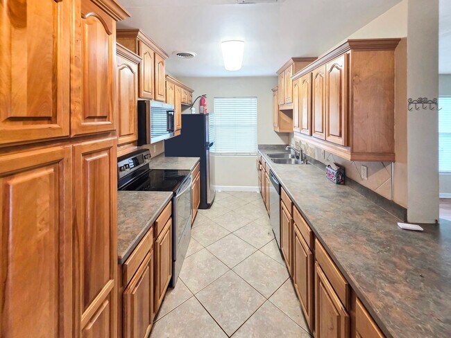 Building Photo - 5117 Lake Howell Rd