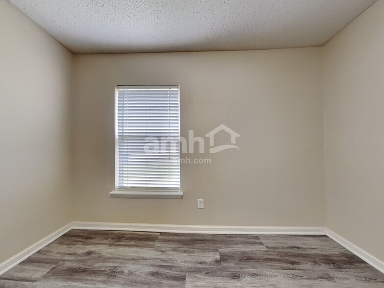 Building Photo - 14015 Fish Eagle Dr E