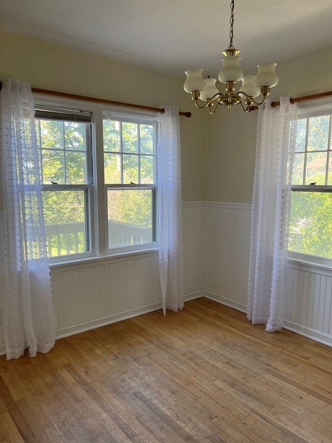 Building Photo - Charming 5 Bed, 2 bath home in the heart o...