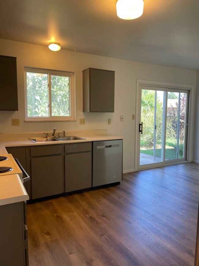Building Photo - 2143 Ryeland Ln