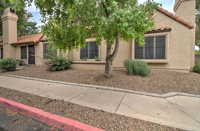 Building Photo - 921 W University Dr