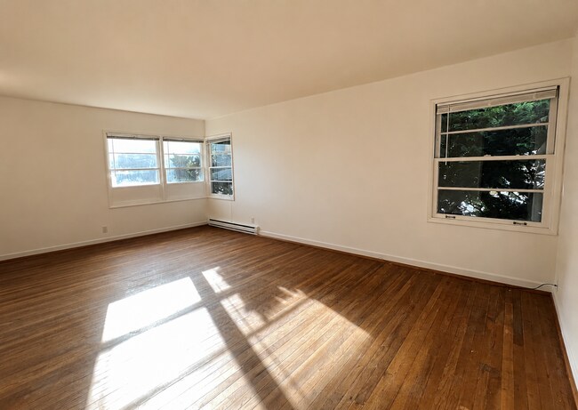 Building Photo - MF 09 - Burnside Triplex