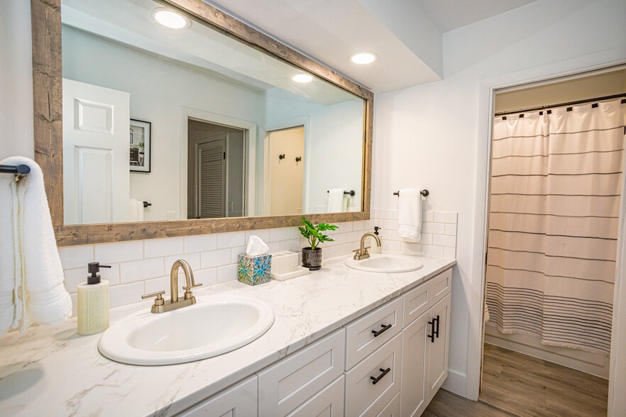 Building Photo - 9341 Green Meadows Way