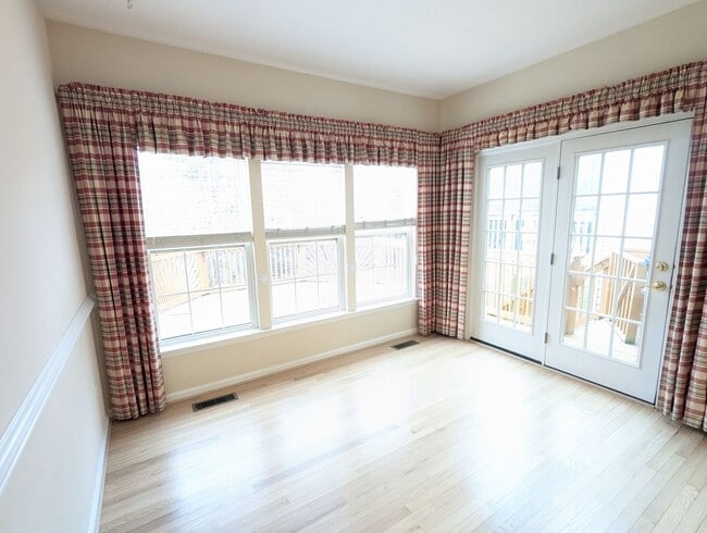 Building Photo - Townhouse in Spring Ridge community *OAKDALE school district* available now!