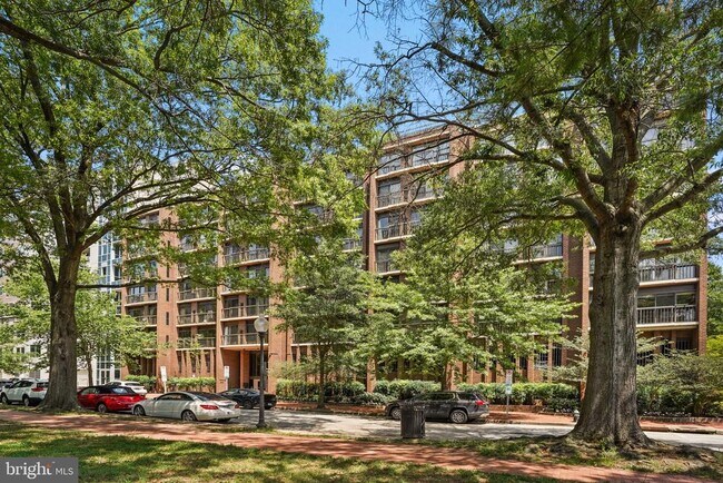 Building Photo - 1001 26th St NW