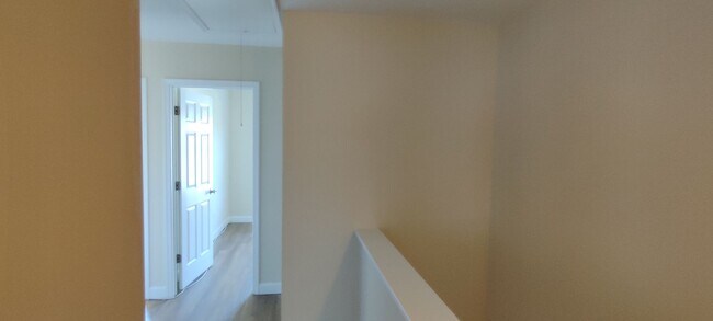 Building Photo - 4 bedroom townhome with garage