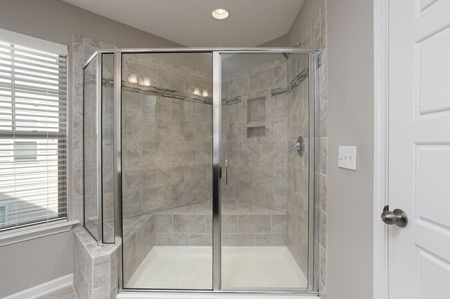 Building Photo - Beautiful 3 bedroom, 2.5 bath end unit townhome home!