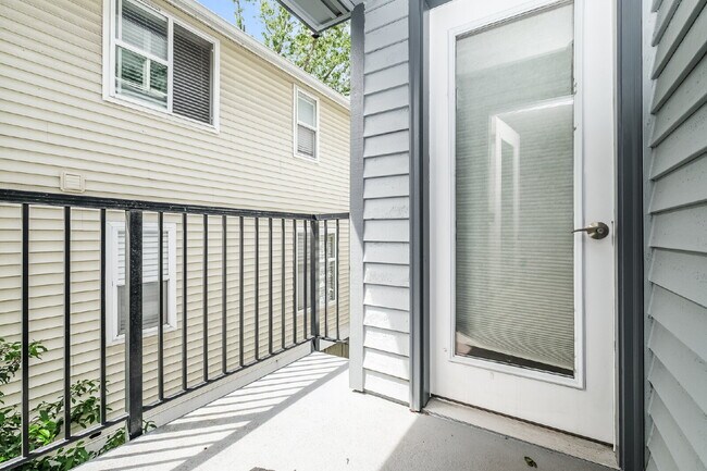 Building Photo - **Updated 2-Bedroom Condo with Secure Parking**