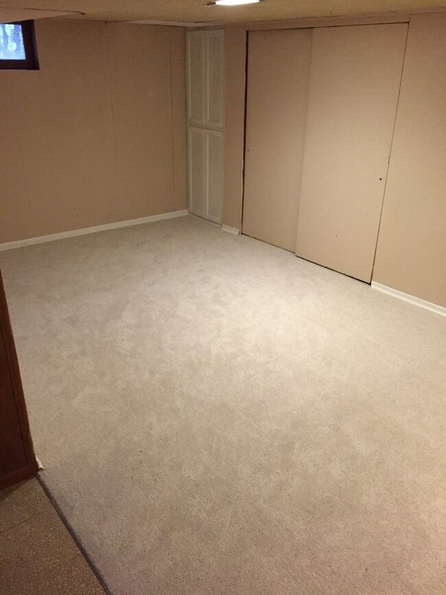 Building Photo - Gorgeous 3 Bedroom 1 Bathroom Home in St. Paul!