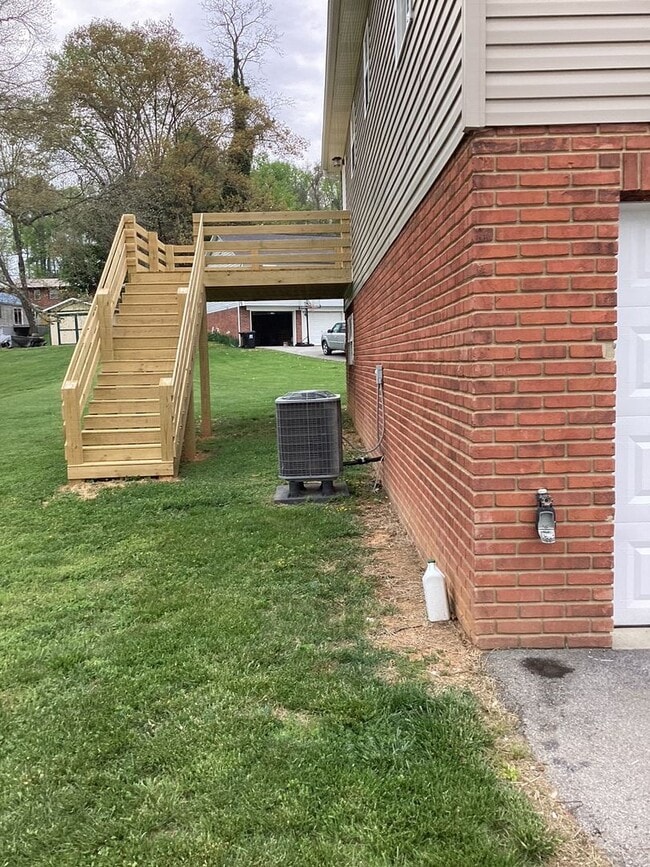 Building Photo - 3 Bedroom / 2 Bath Split-Foyer Home  Kings...