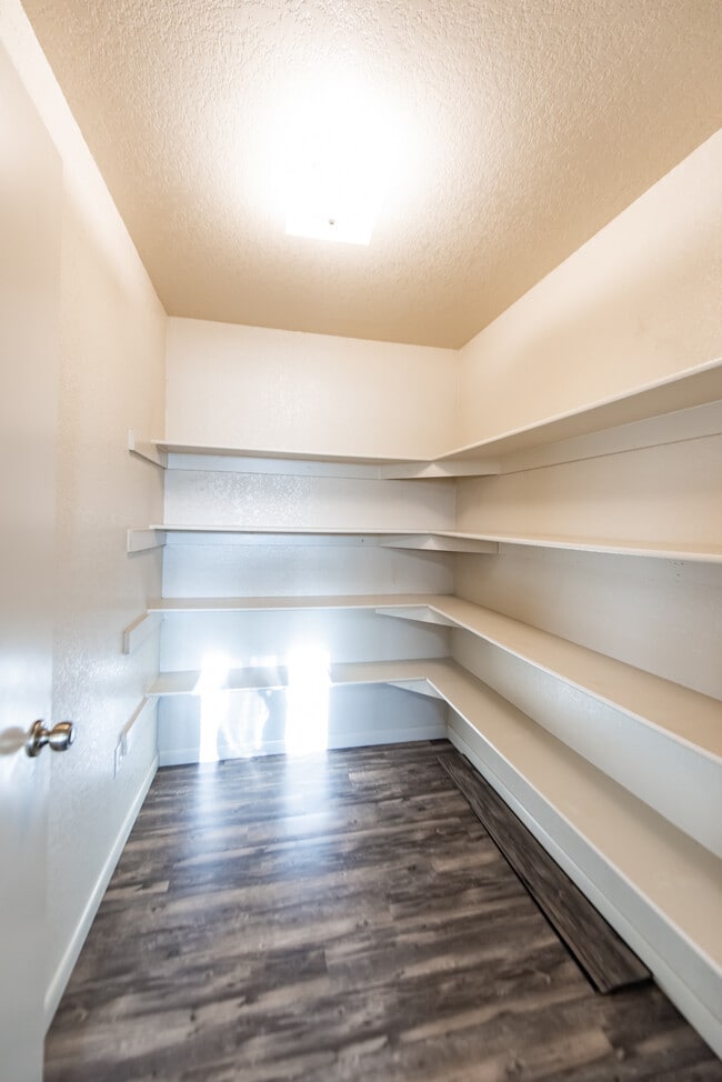 Building Photo - 2866 S 30th Dr