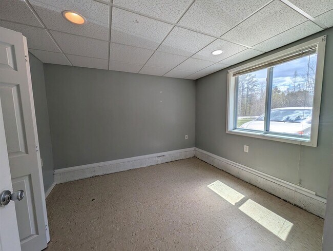 Building Photo - 425 Carl Broggi Hwy