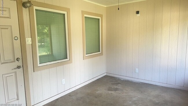 Building Photo - 104 Varsity Cir